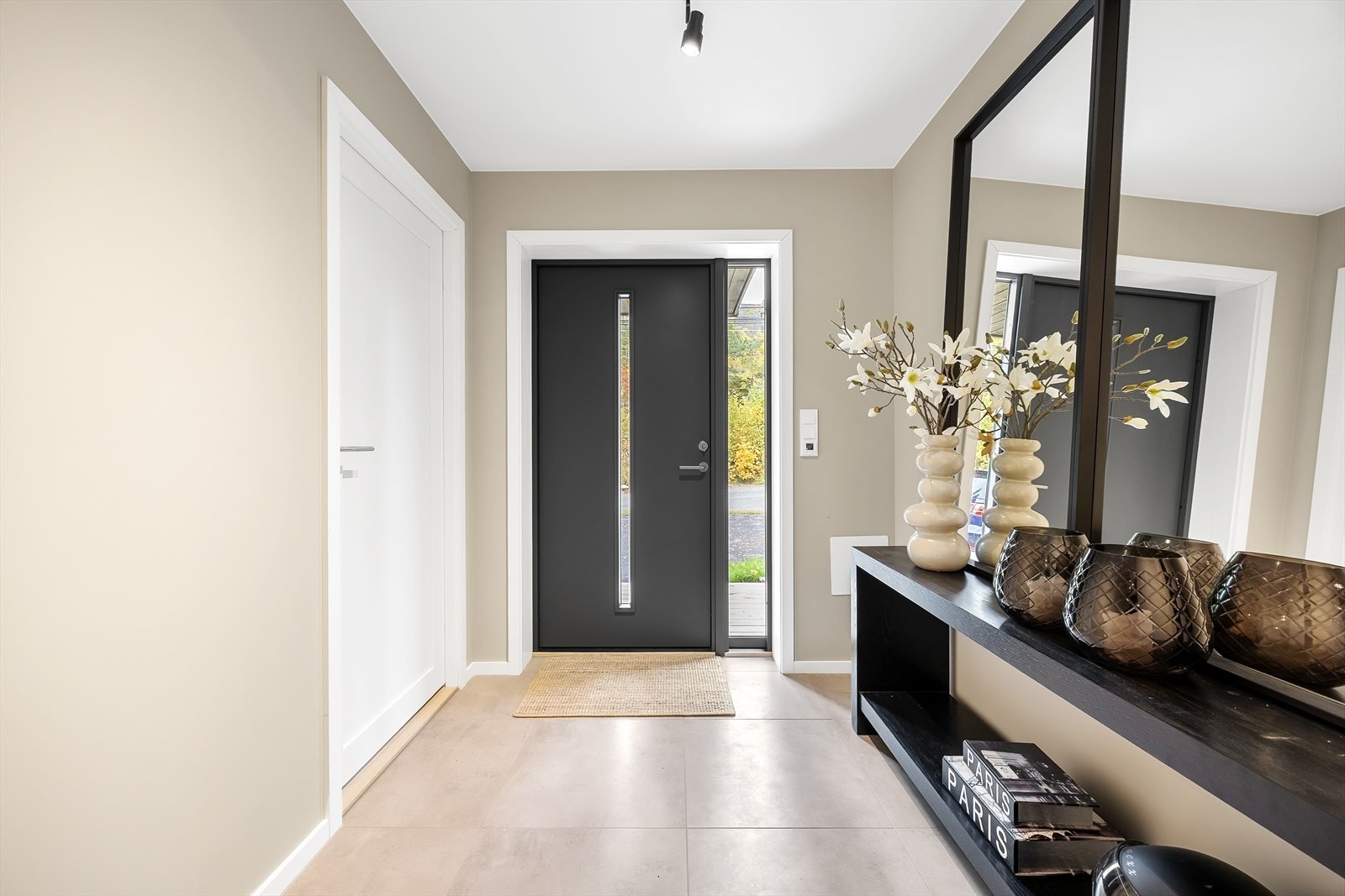 Innbydende entré som skaper et godt førsteinntrykk av boligen. Galleribilde