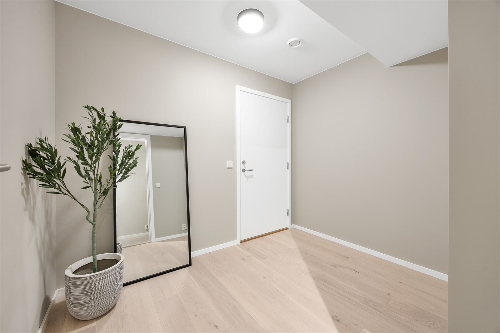 I underetasjen er det også romslig bod, her er det videre adkomst til garasjekjeller. Galleribilde