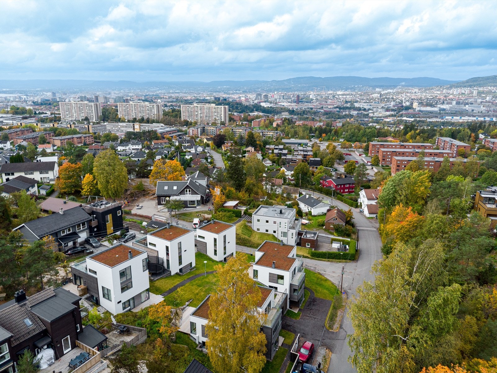 Kort avstand til skoler, barnehager, kollektivtransport og daglige servicetilbud. Området kombinerer en grønn og sentral beliggenhet, med nærhet til både byens puls og Østmarkas flotte natur. Galleribilde