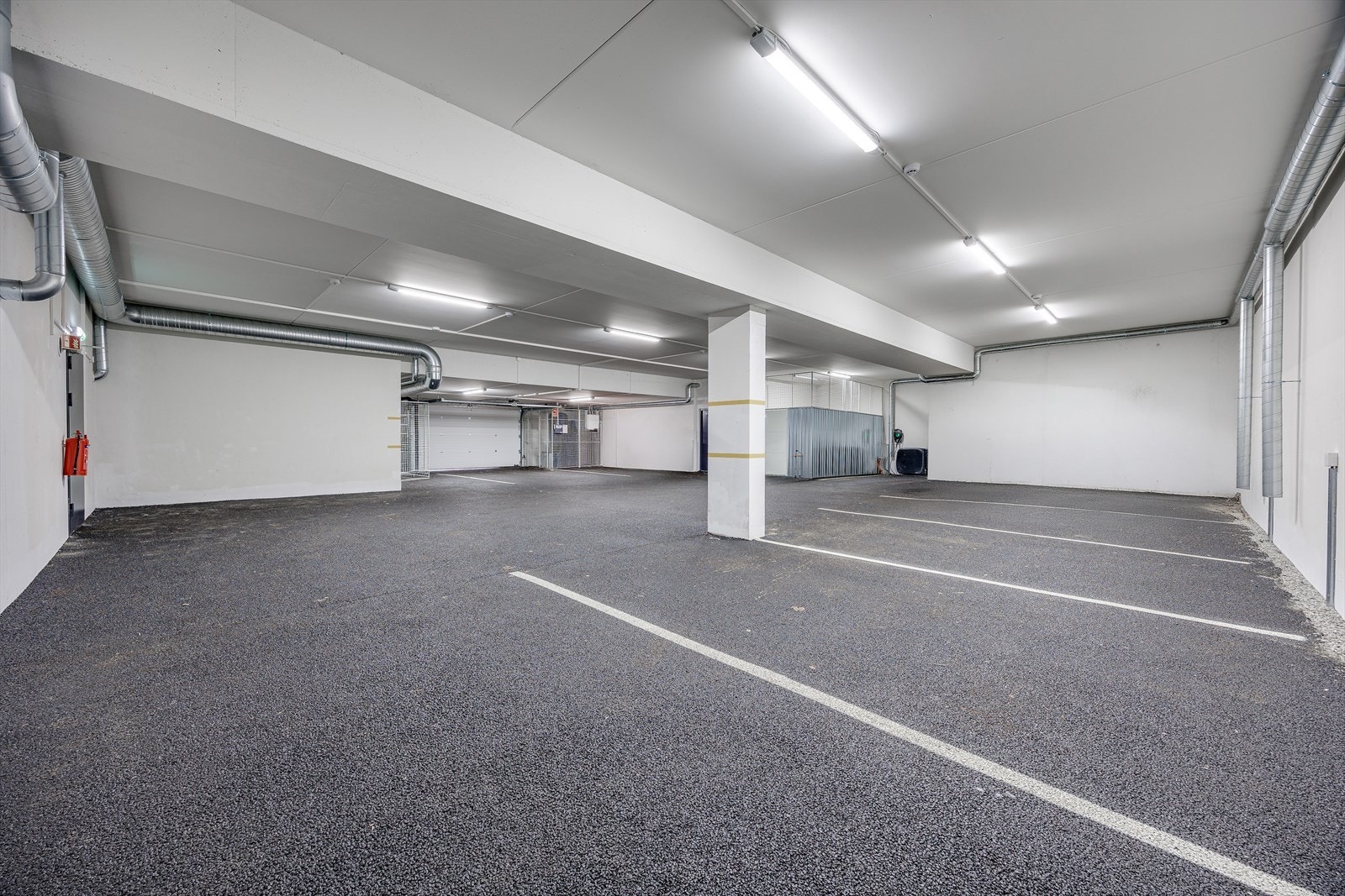 Det medfølger én garasjeplass i oppvarmet garasjeanlegg, her er det lagt til rette for etablering av EL-bil lader. Galleribilde