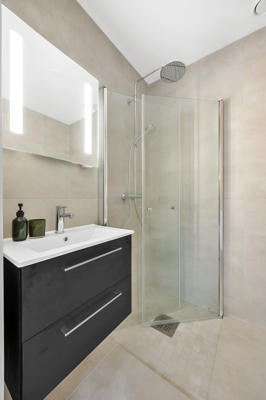 Bad i underetasje er også helfliset med elektriske varmekabler i gulv. Galleribilde