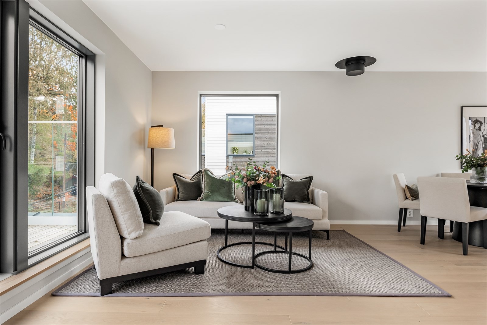 I stuen er det god plass til sittegruppe, spisebord og annet møblement. Galleribilde