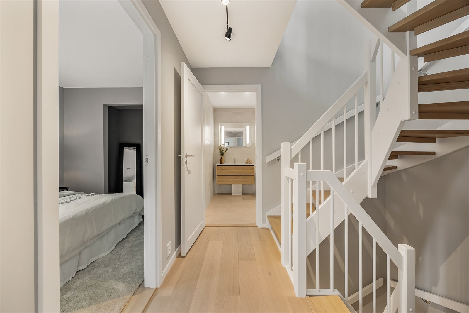 I 1. etasje er det 3 soverom samt bad. Galleribilde