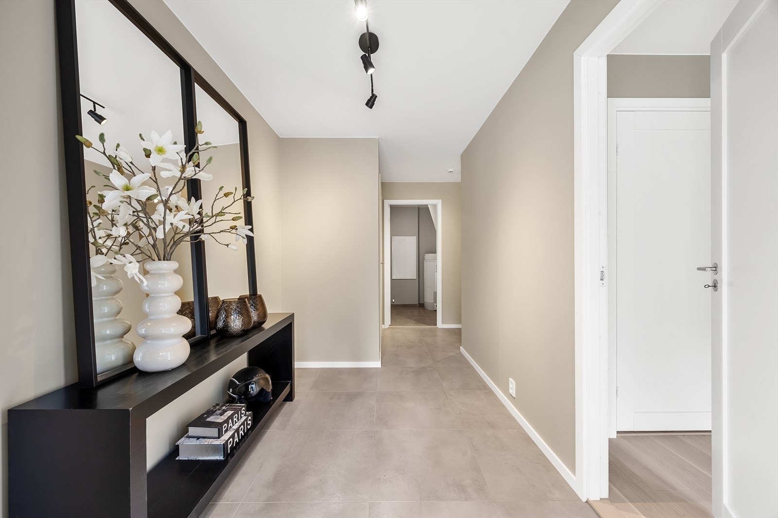 Flislagt inngangsparti med god plass til etablering av garderobeskap for oppheng av yttertøy. Galleribilde