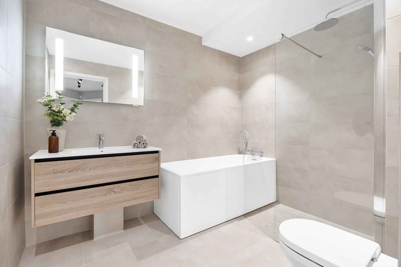 Helfliset delikat baderom med elektriske varmekabler i gulv og innfelte downlights i himling. Galleribilde