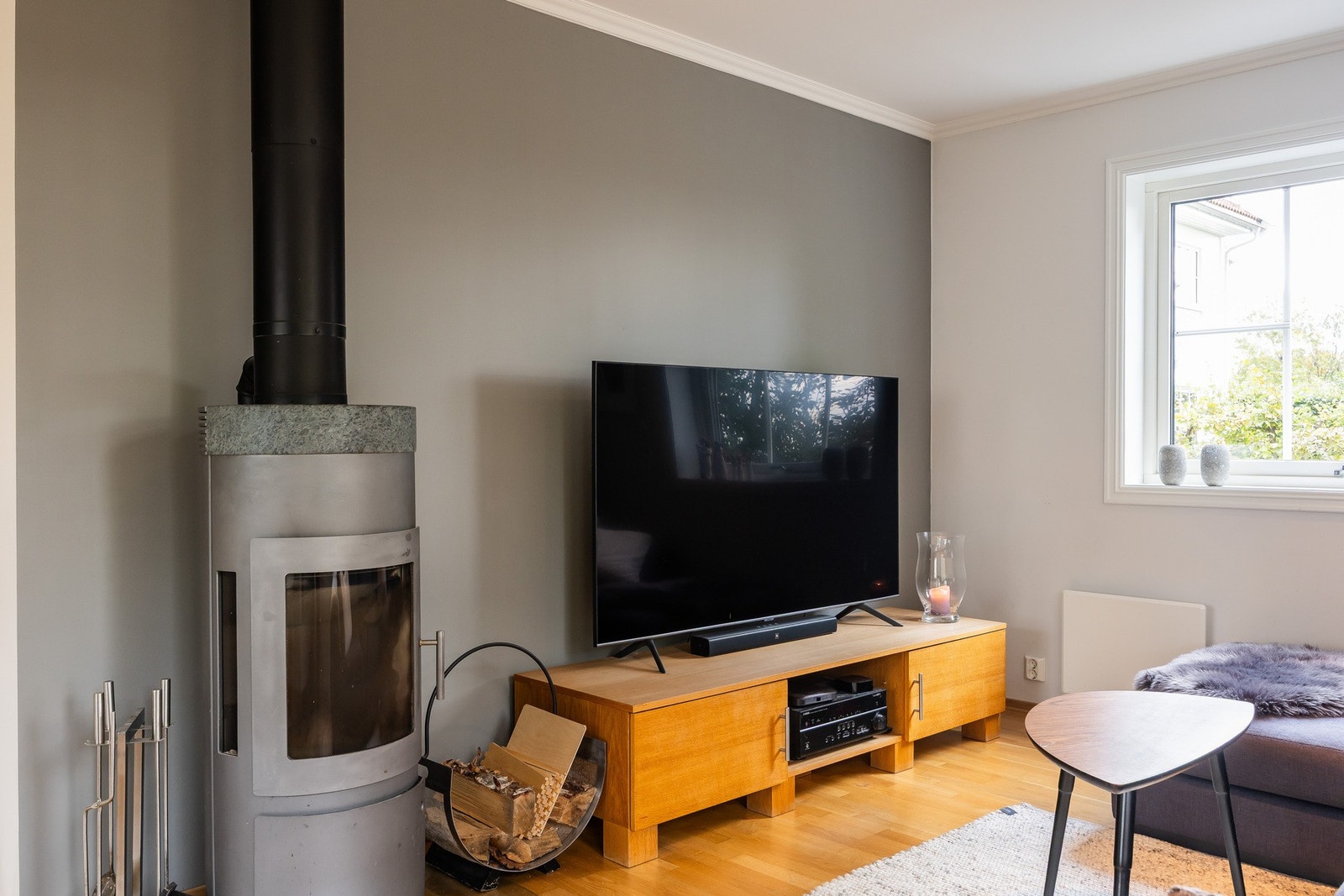 Praktisk TV-krok med peisovn som gir både hygge og ekstra oppvarming. Galleribilde