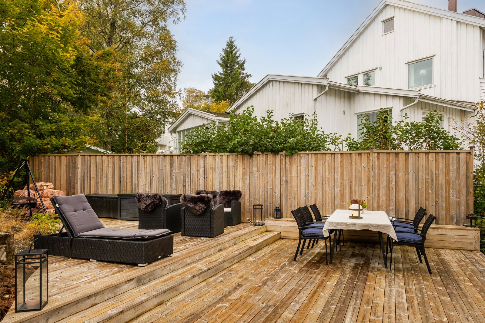 Eiendommen kan by på flere gode uteplasser som inviterer til bruk gjennom hele dagen. Galleribilde