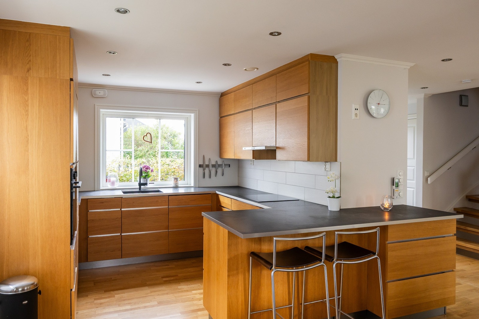 Kjøkkenet fremstår som tidløst med en gjennomført løsning som kombinerer stil og funksjon. Galleribilde