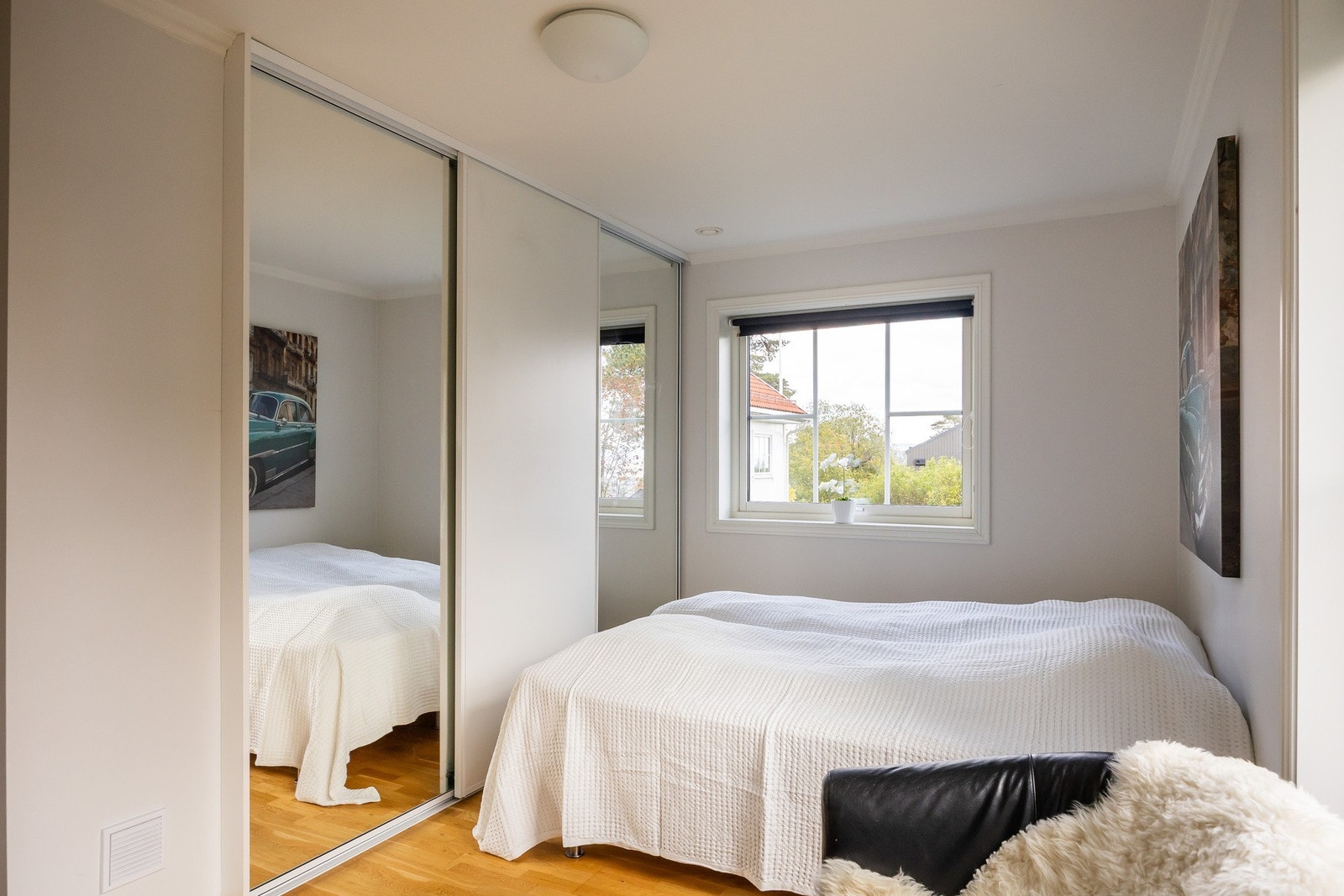 Rommet er innredet med en stor skyvedørsgarderobe. Galleribilde