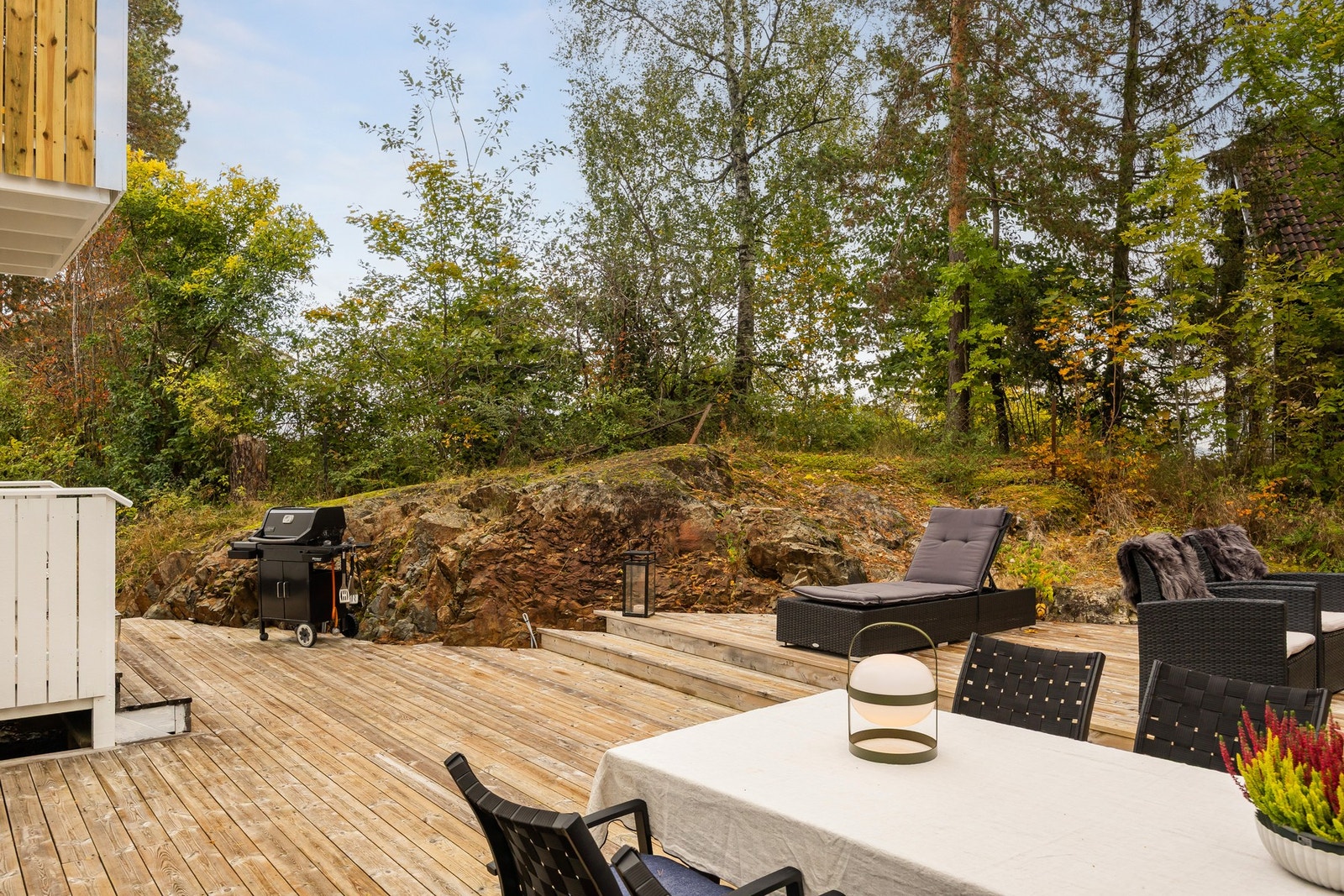 Terrassen ligger skjermet til og grenser mot naturlig berg og grøntarealer, som gir en privat atmosfære. Galleribilde