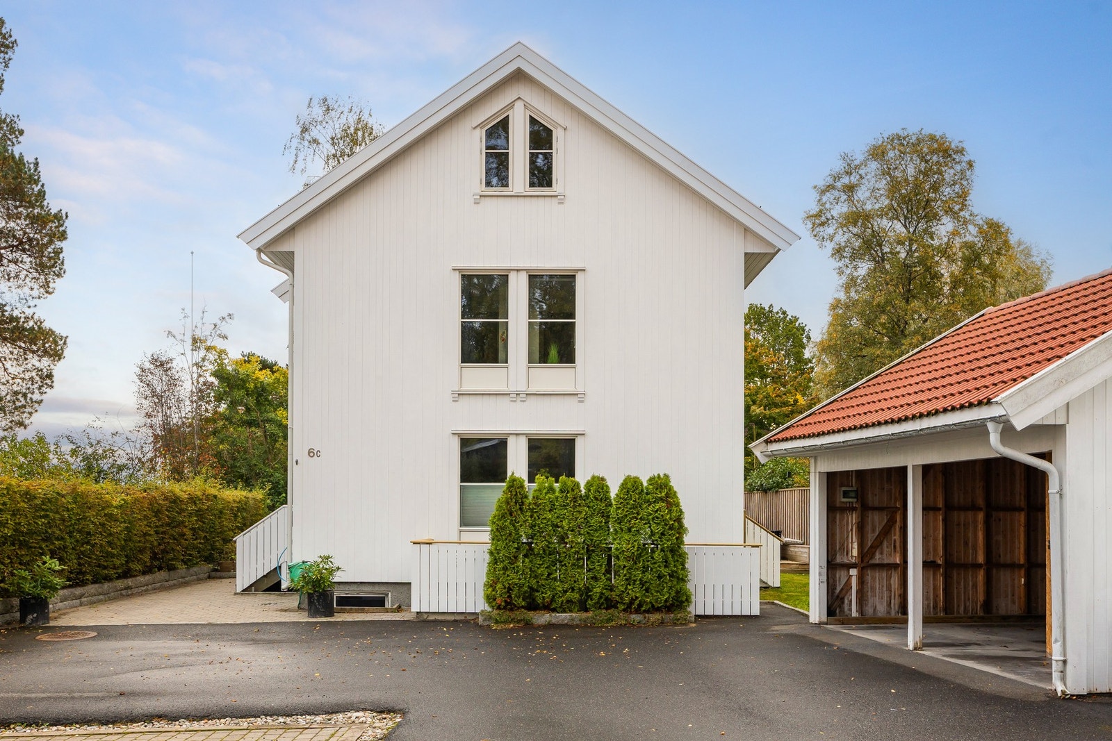 En innholdsrik og arkitekttegnet enebolig over fire plan, med to separate innganger & carport. Galleribilde