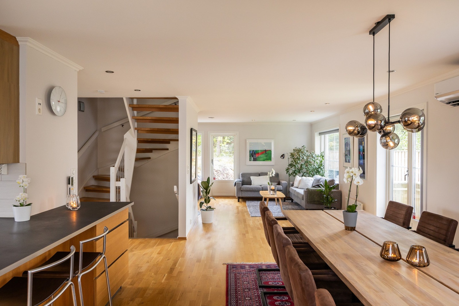 Den praktiske kjøkkenøyen gir ekstra benkeplass og fungerer samtidig som en sosial samlingsplass med sitteplasser. Galleribilde