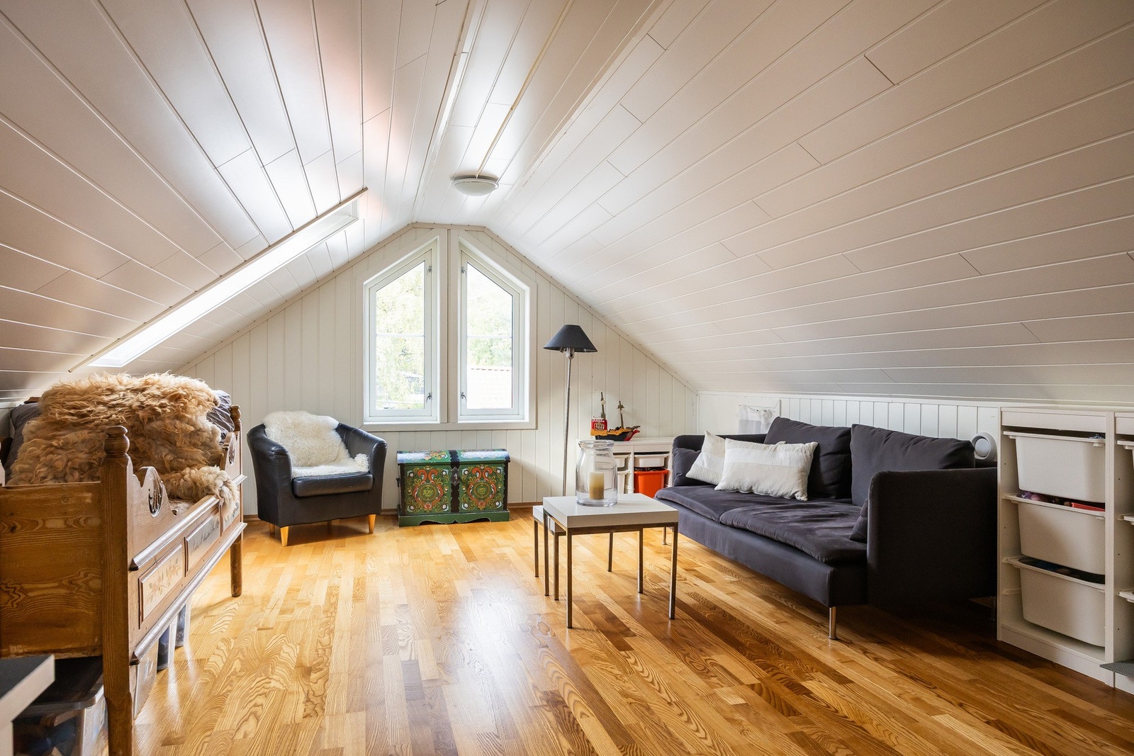 Fra 2. etasje leder trappen opp til et loftsrom (ikke godkjent for varig opphold). Galleribilde