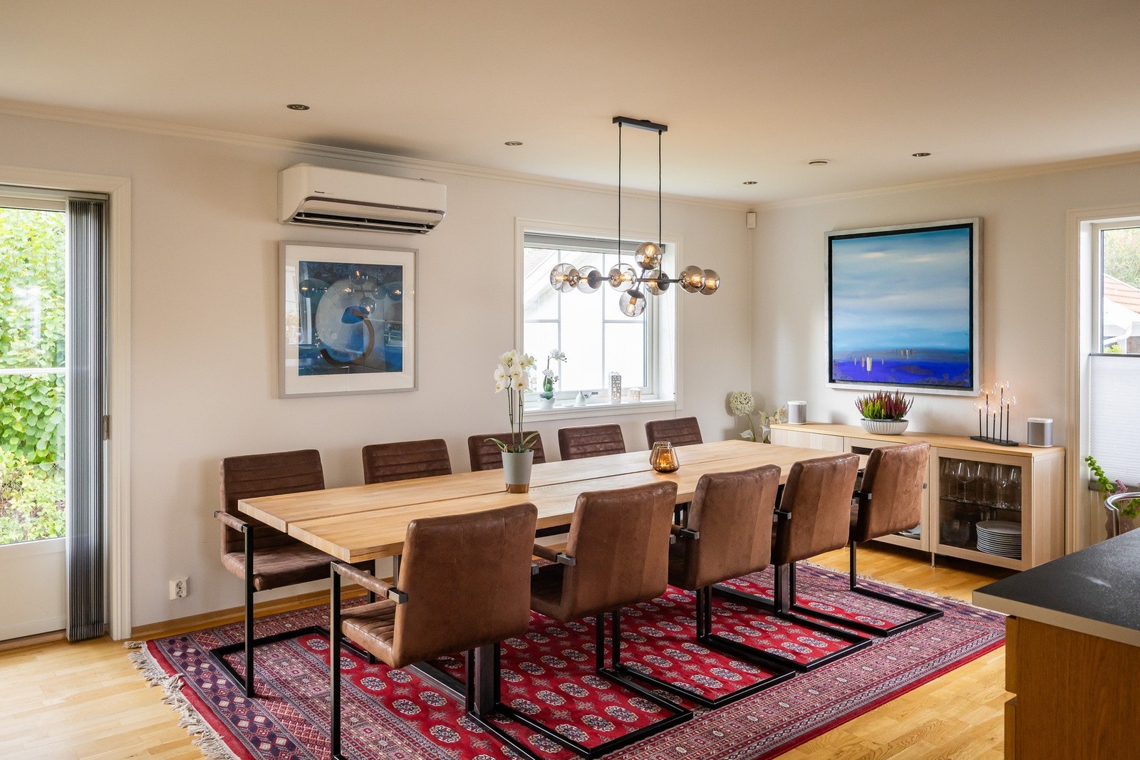 Lys og romslig stue, utstyrt med varmepumpe fra 2021. Galleribilde