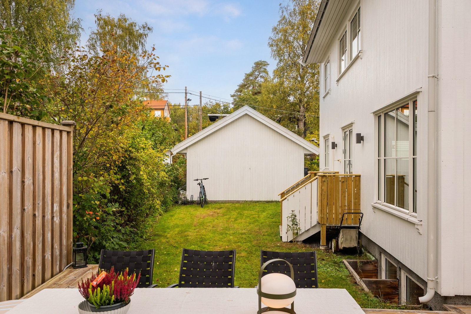 Tomten gir også muligheter for lek og hagebruk, og uteområdene er lettstelte samtidig som de rammer inn boligen på en tiltalende måte. Galleribilde