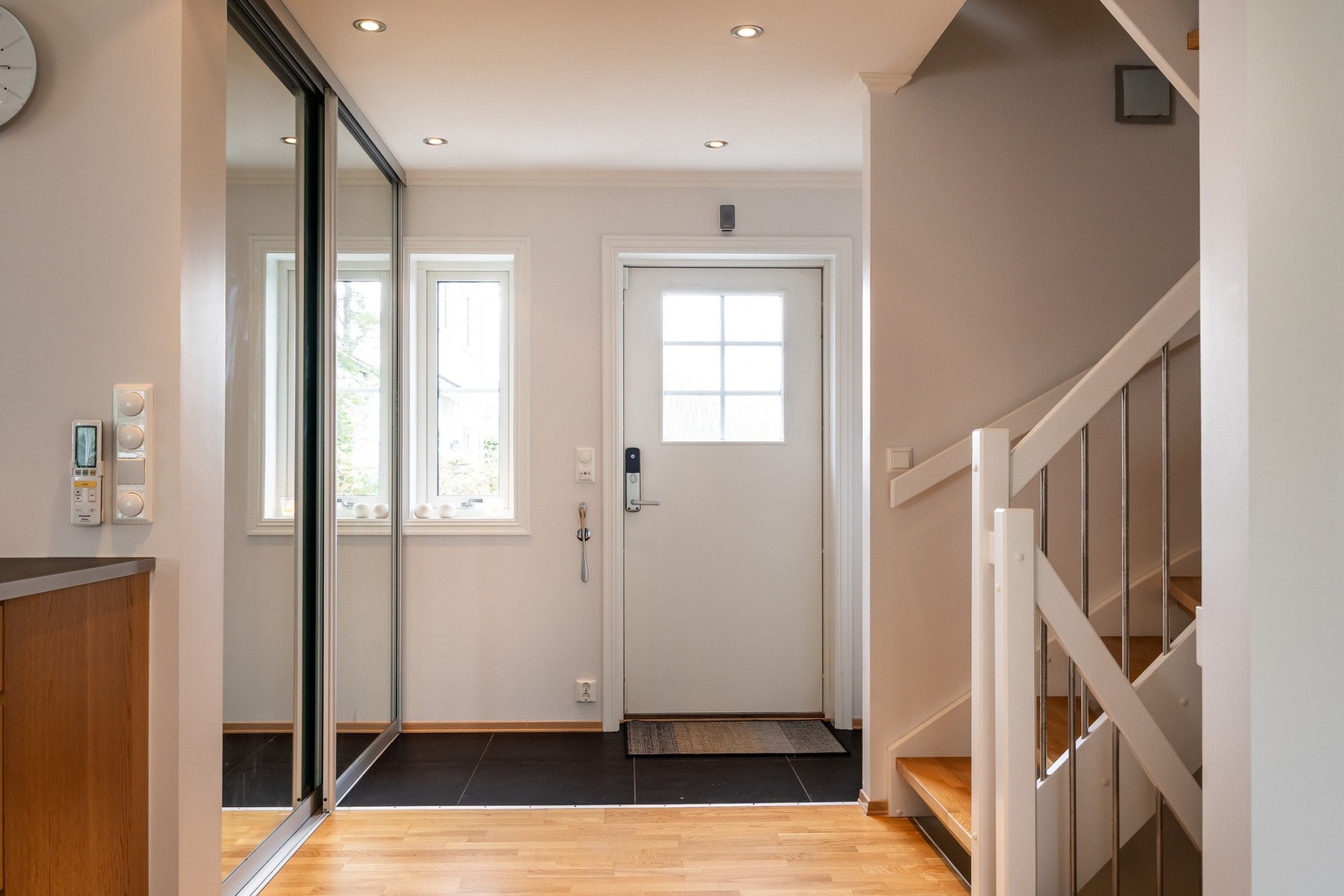 Inngangsparti med skyvedørsgarderobe - god plass til oppheng av yttertøy. Galleribilde