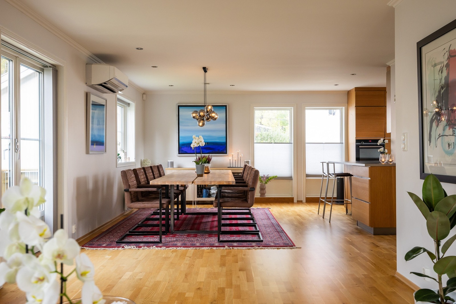 De store vindusflatene gir rikelig med naturlig lysinnslipp. Galleribilde