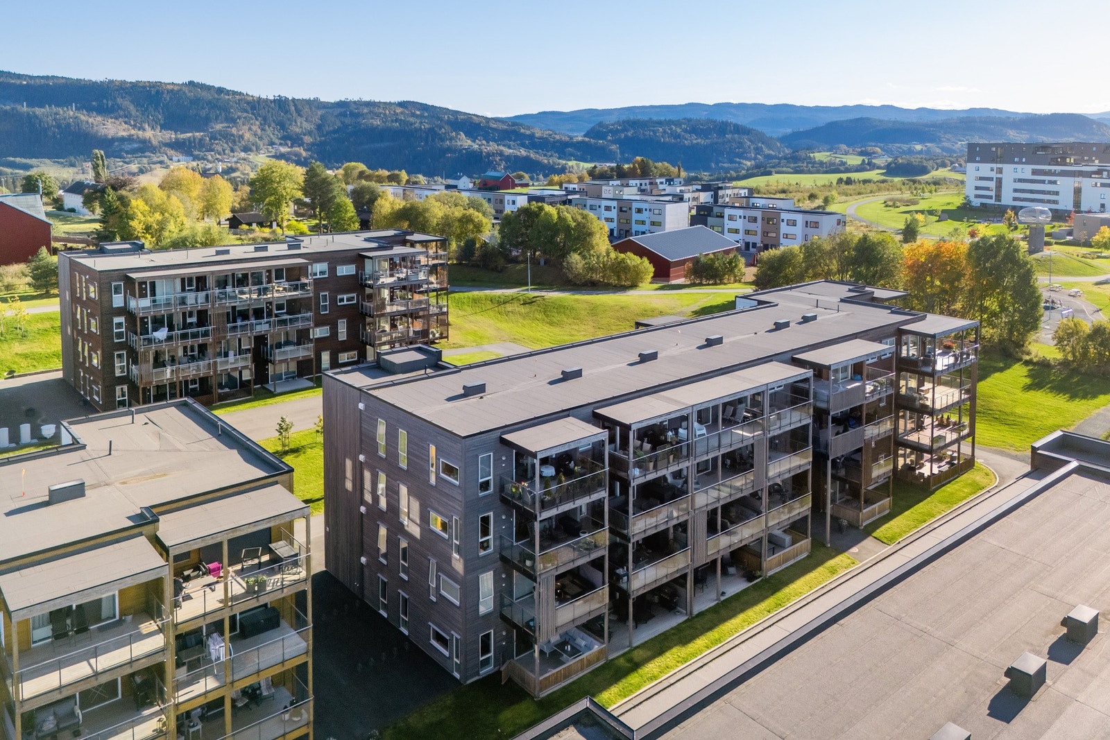 Marka med helårs turterreng og Tillerparken ligger kort gangavstand fra boligen. Galleribilde