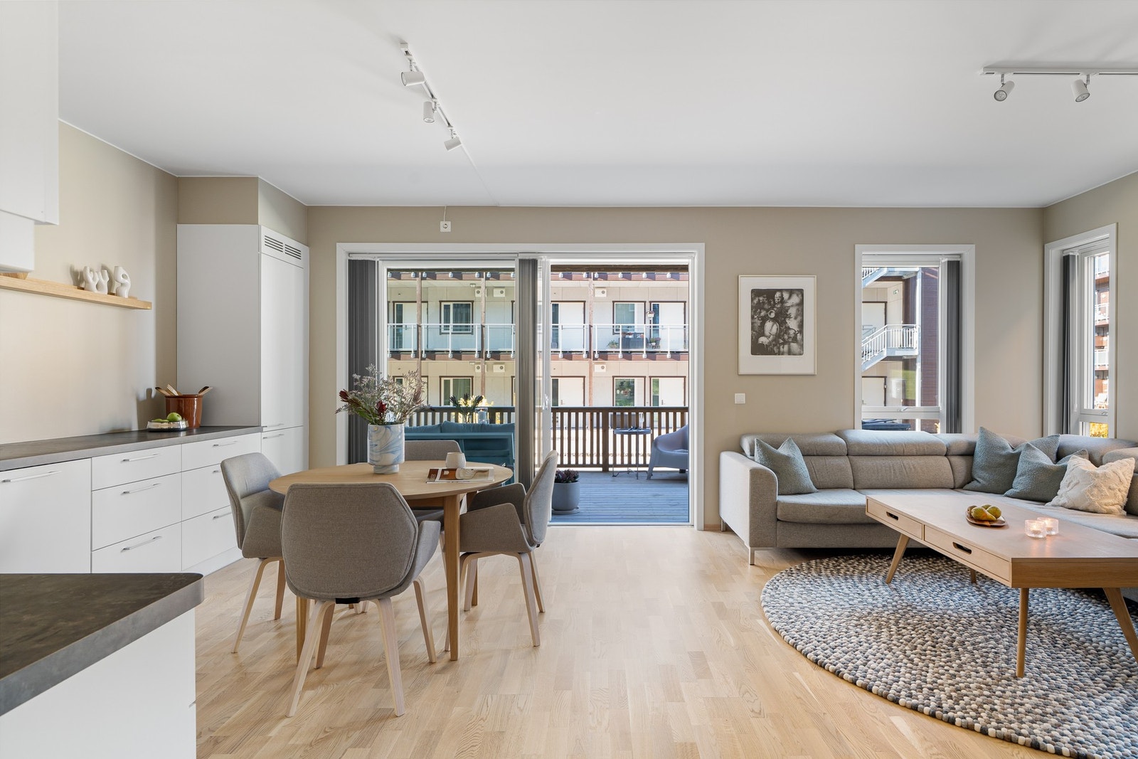 Heve skyvdør ut til terrasse på 14m². Galleribilde