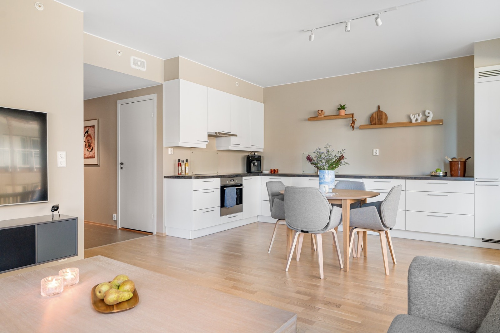 Leiligheten har et større kjøkken enn flere av de øvrige tilsvarende leilighetene. Dette pga. endebeliggenheten med ekstra vindu som tillater begge soverom på en side. Galleribilde