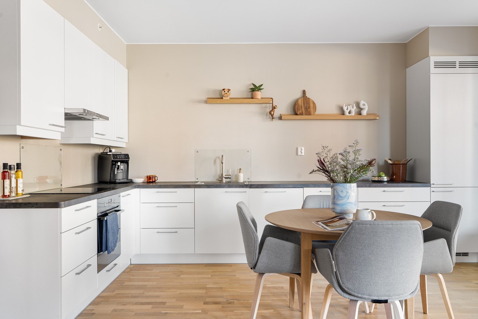 Som tilvalg ved oppføring, ble Fossline kjøkkenet utvidet fra vegg til vegg. Galleribilde