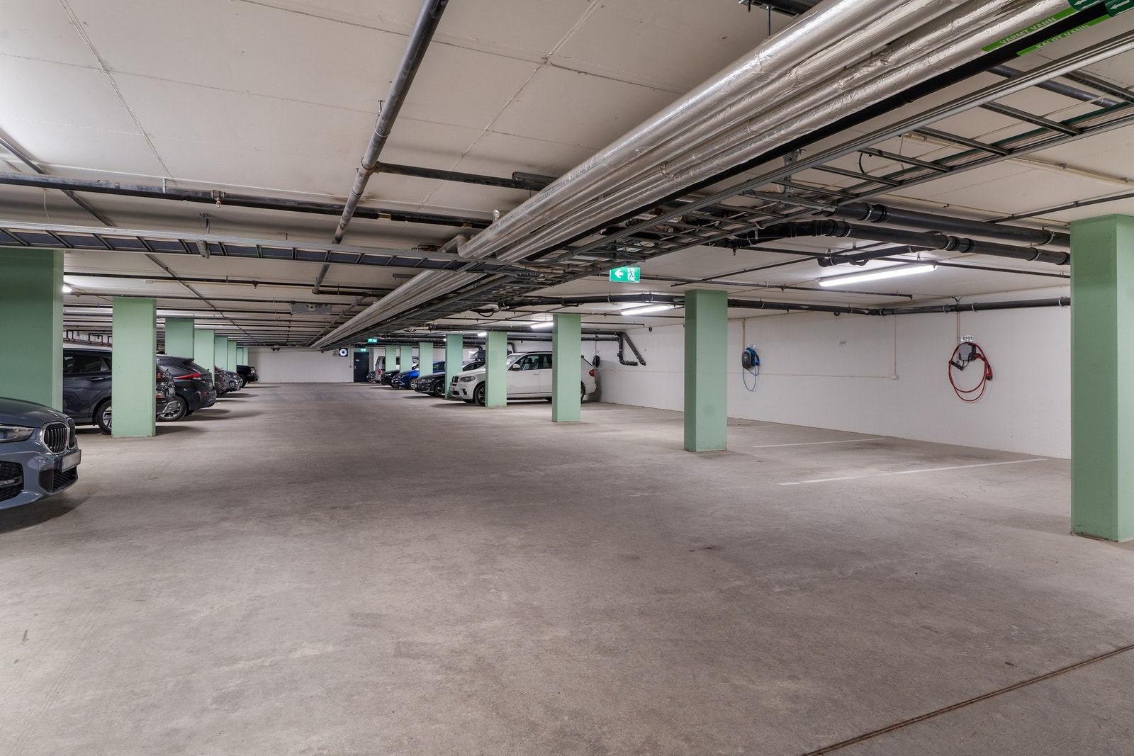 Det er montert el-bil lader på parkeringsplassen. Sameiet har også egen parkeringsplass for sykler i garasjeanlegget. Galleribilde