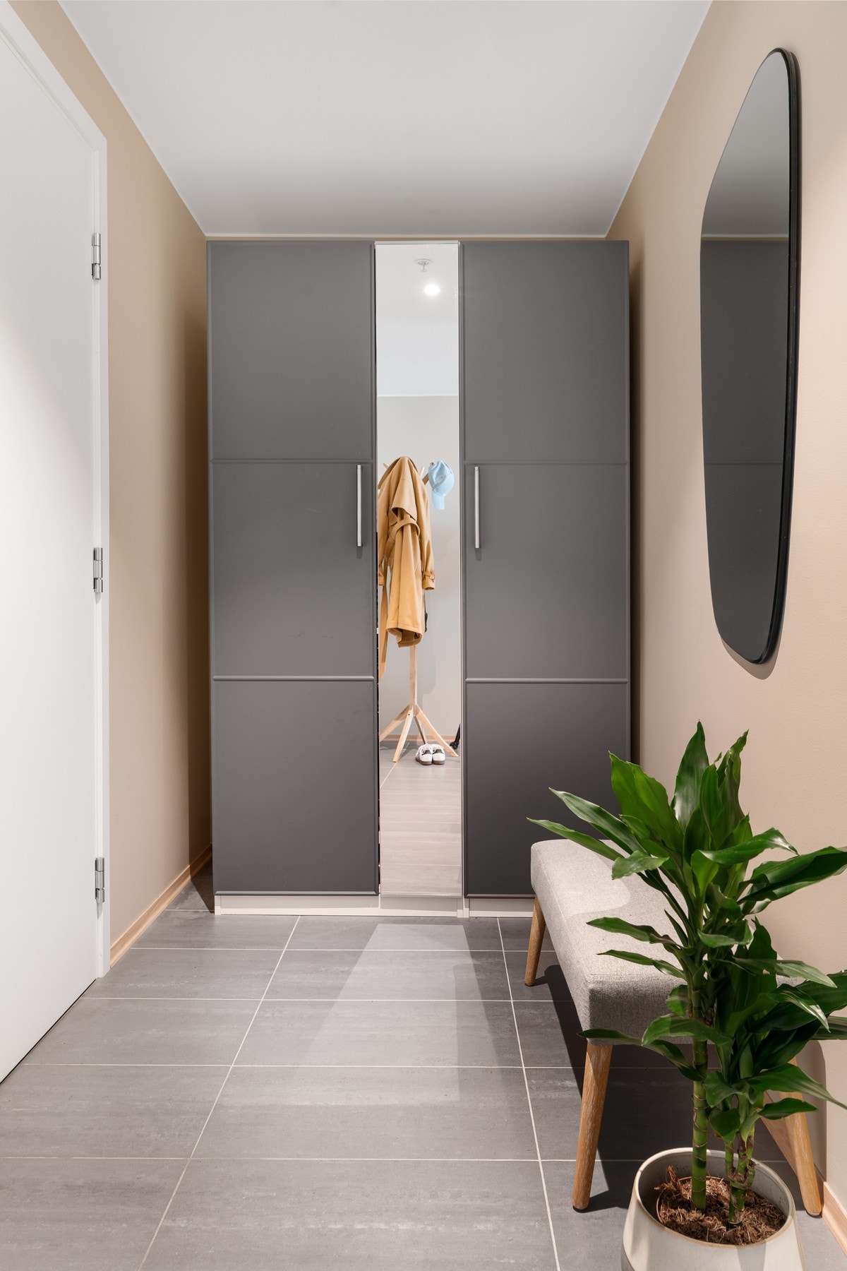 Garderobeskap medfølger handelen. Galleribilde