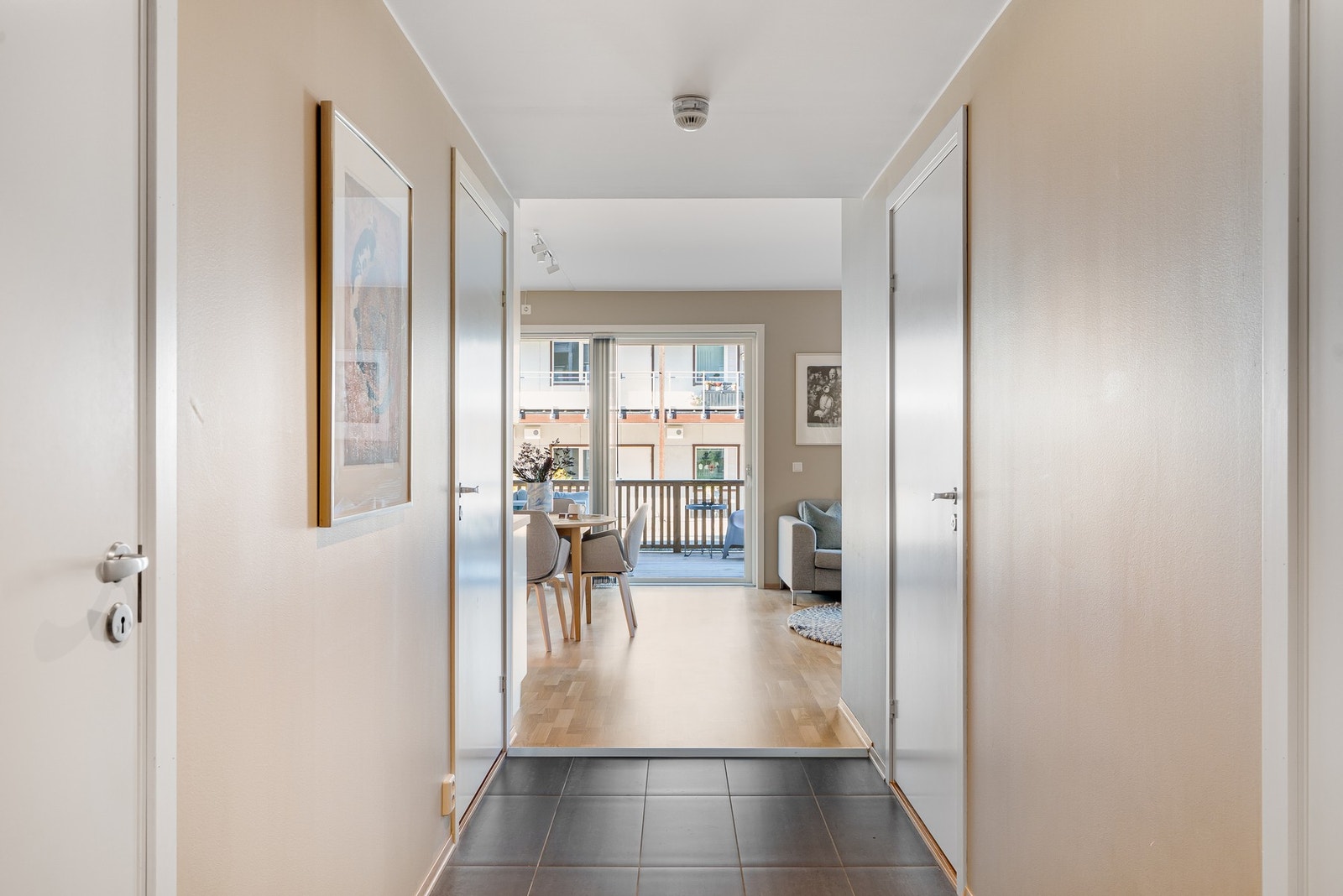 Gangen har varme i gulv. Galleribilde