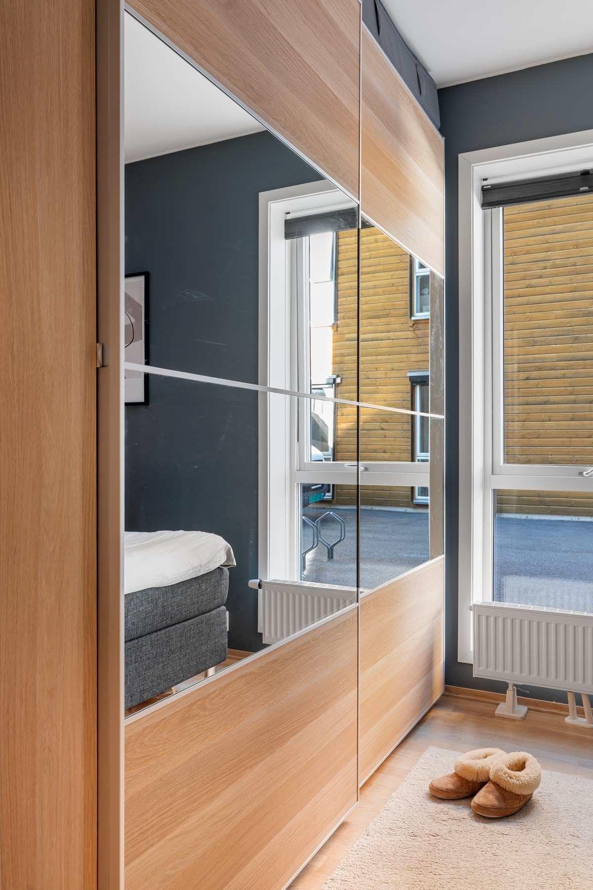 Garderobeskap medfølger handelen. Galleribilde