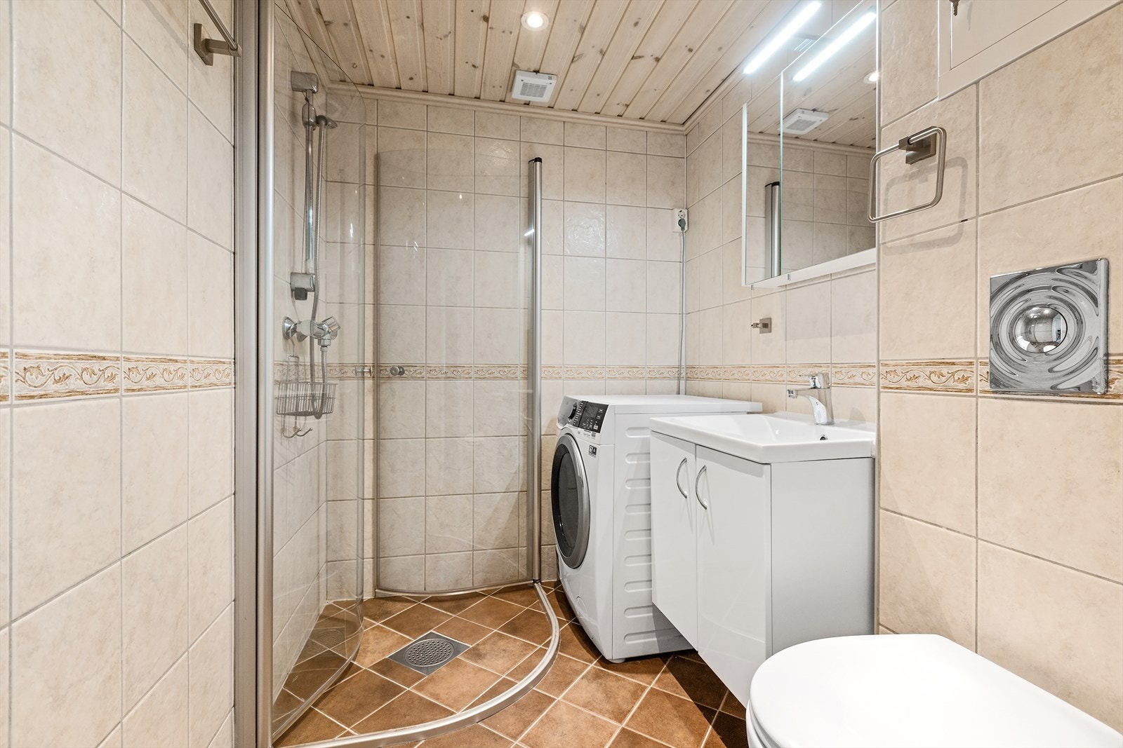 Bad med dusjhjørne og uttak vaskemaskin Galleribilde