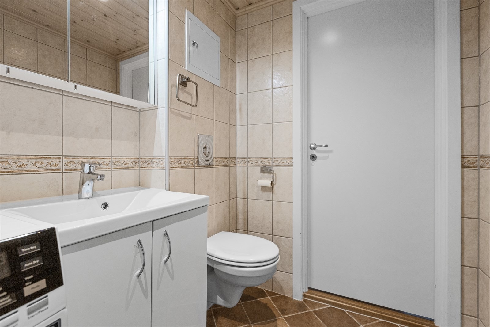 Bad med vegghengt wc Galleribilde