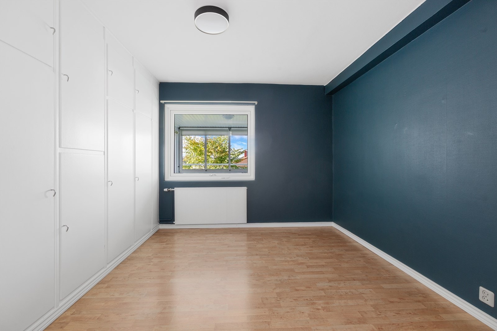 Soverom med garderobeskap Galleribilde