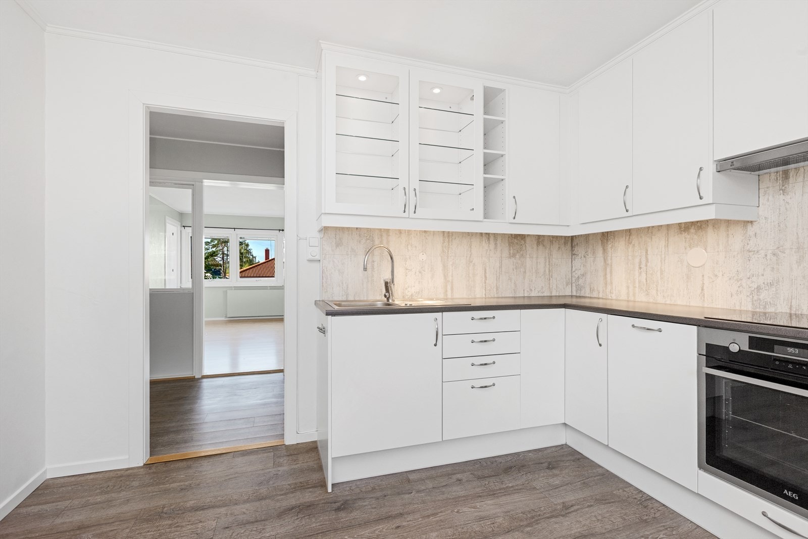 Kjøkken med god skapplass Galleribilde