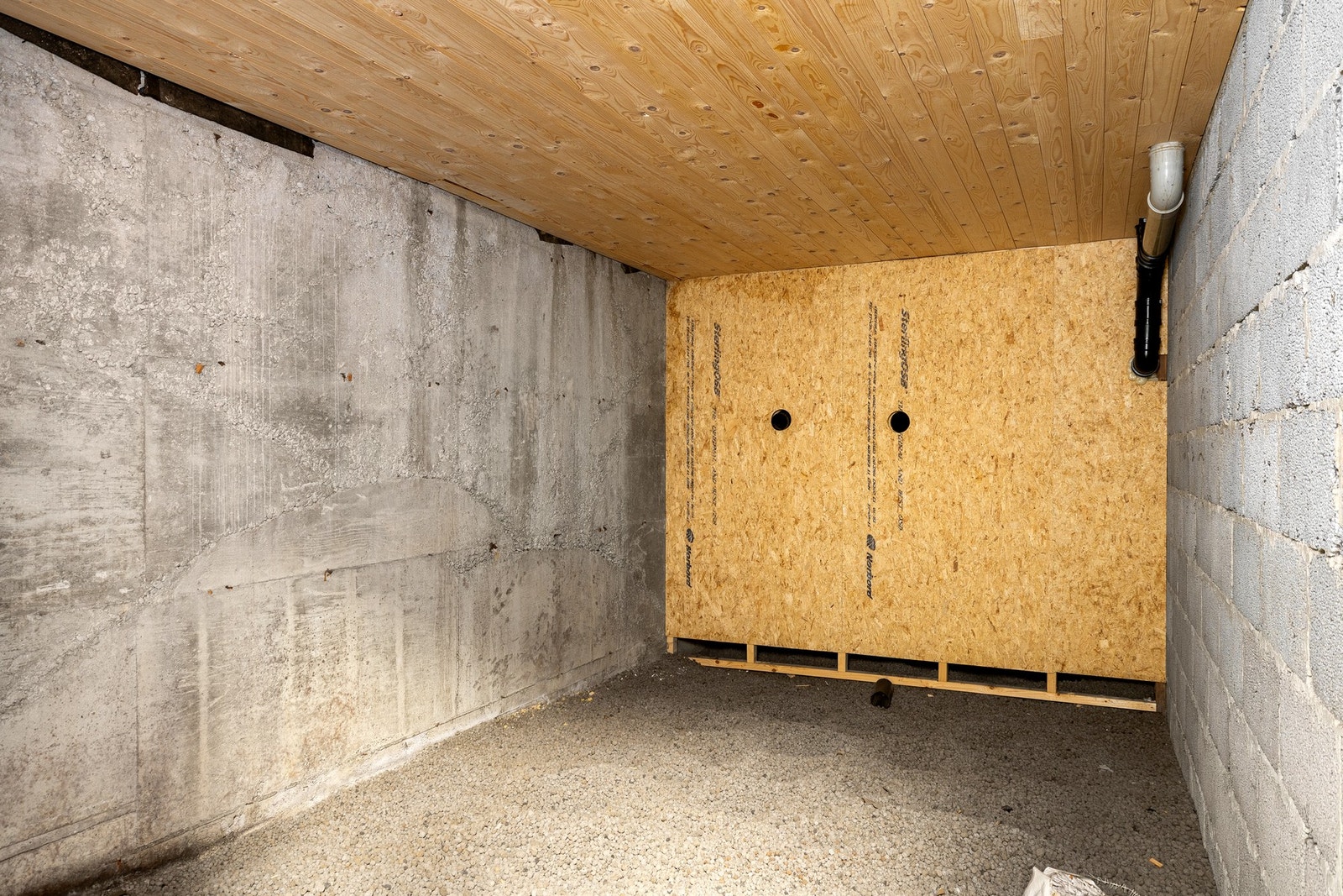 Stort lagringsrom i krypkjeller Galleribilde