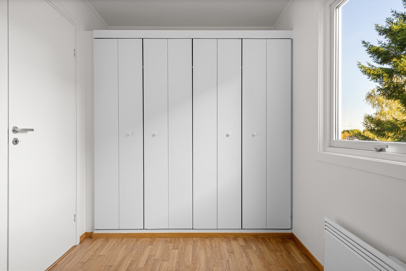 Godt med garderobeplass på soverommet Galleribilde