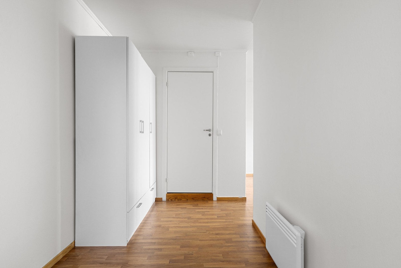 Gangarealer med plass for oppbevaring og garderobeskap Galleribilde