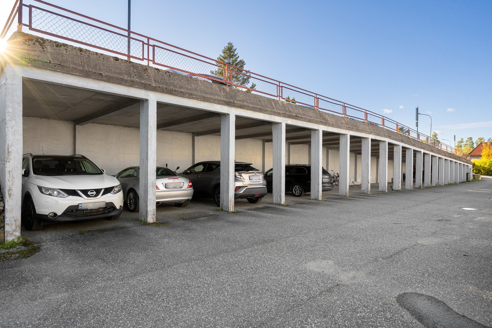Noen av leilighetene har parkering i carport. Det er ikke mottatt opplysninger om at denne leiligheten har dette Galleribilde
