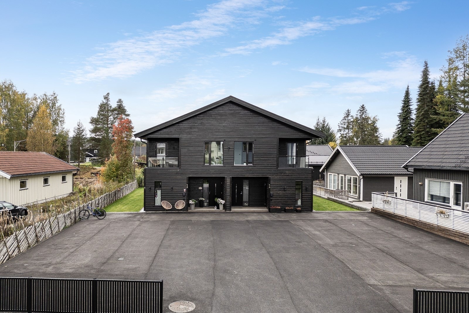 Boligen har en god beliggenhet på Hanstad med gangavstand til skole, barnehage og dagligvarebutikker med post. Her bor du i et barnevennlig nabolag med fotballbinge, skøytebane og gapahuk like ved. Kun ca. 1,5 km til sentrum med alle byfasiliteter. Galleribilde