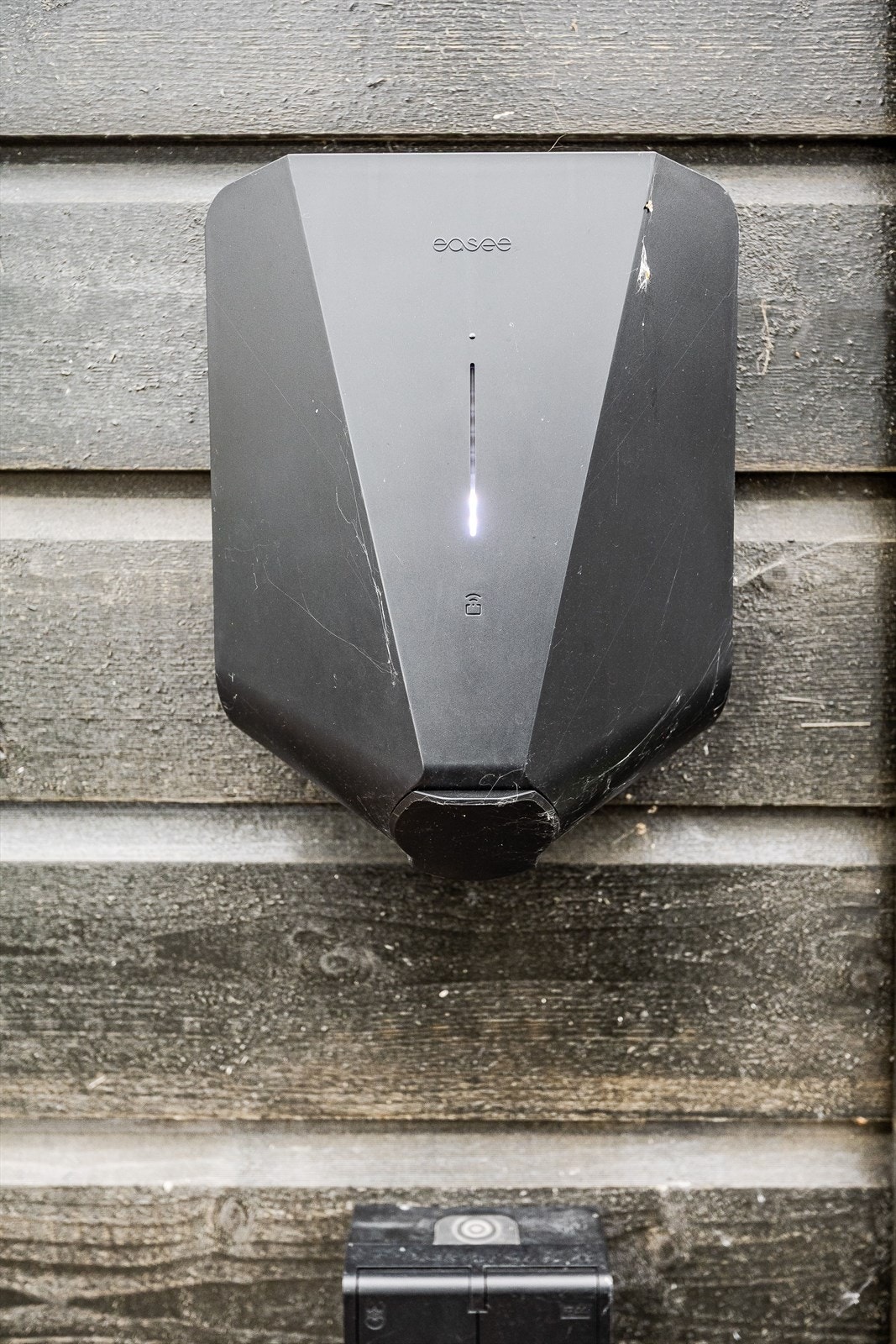 Det er montert elbil-lader og utvendig stikkontakt på husveggen. Galleribilde