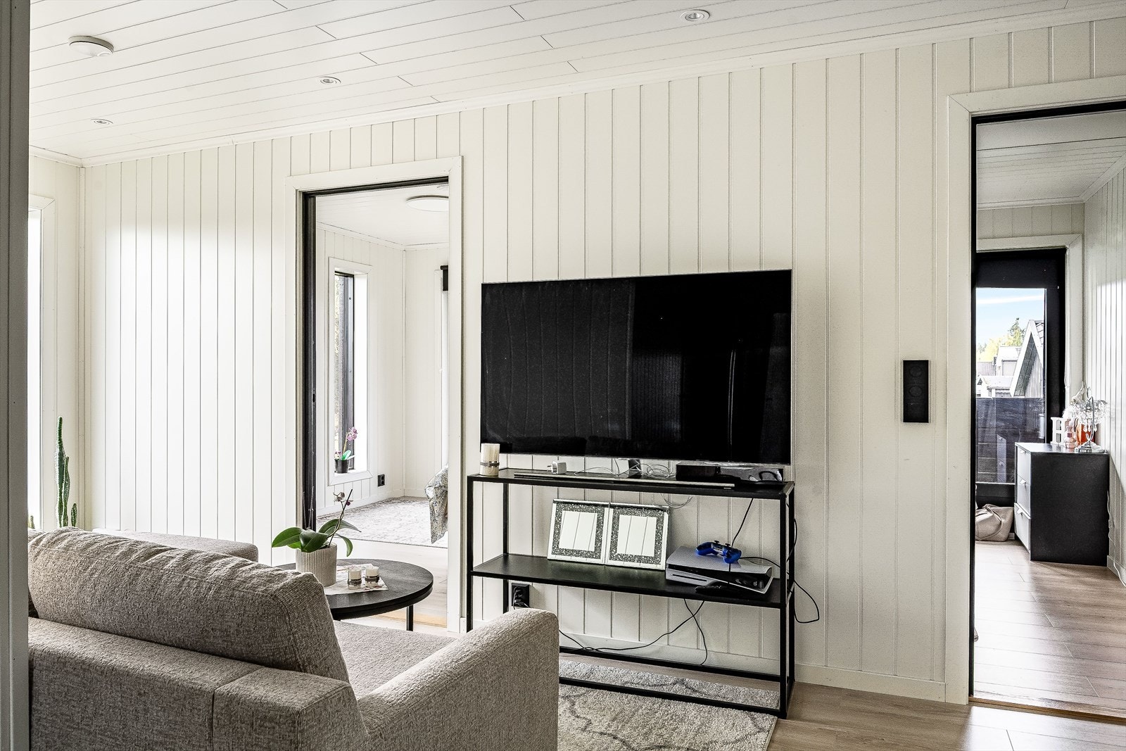 Stuen i 2. etasje har moderne enstavs laminat på gulv, lyse panelplater på veggene, skjult elektrisk anlegg og downlights i himlingen. Galleribilde