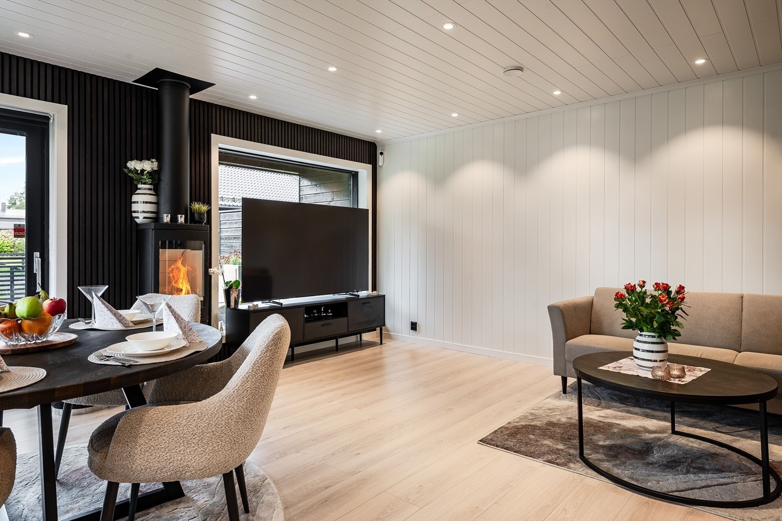 Stuen har god standard med lys enstavs laminat på gulv, vannbåren gulvvarme og lyse panelplater på veggene kombinert med stilige trespiler. Det er skjult elektrisk anlegg og downlights i himlingen. Galleribilde