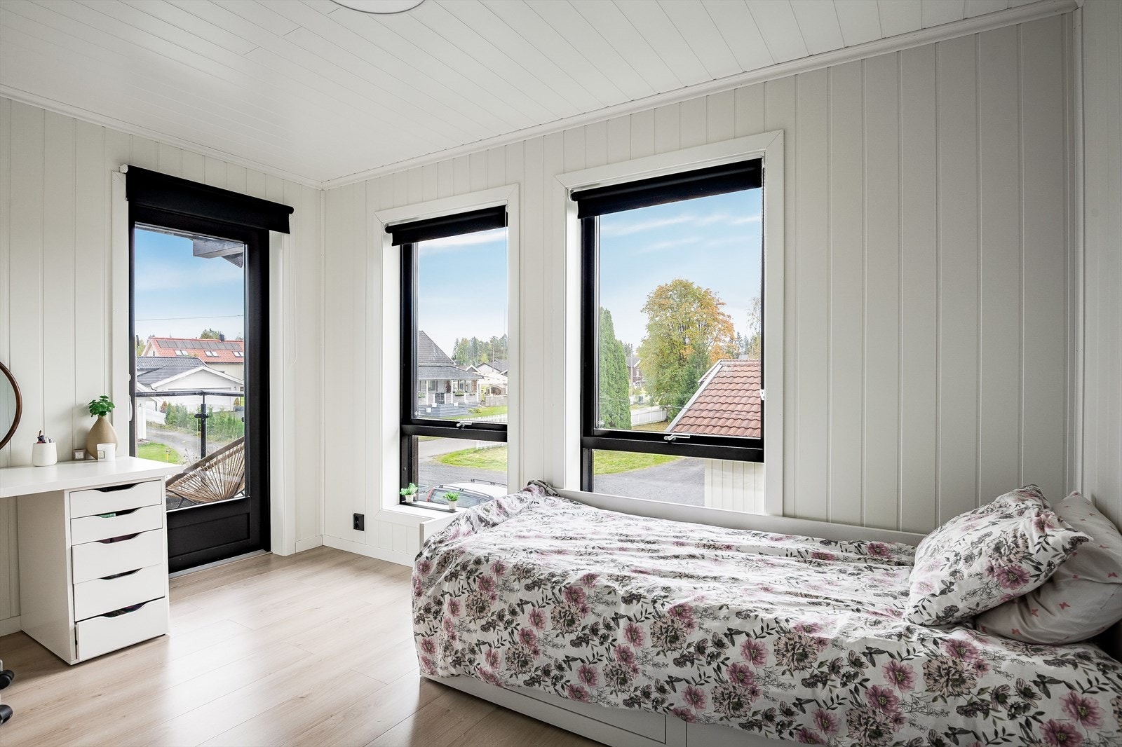 Soverom 5 er nok et lyst og fint soverom med plass til både seng og kontorpult. Galleribilde