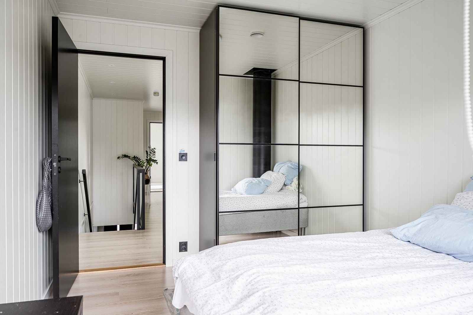 Soverom 3 har god oppbevaringsplass i stor skyvedørsgarderobe med speildører. Galleribilde