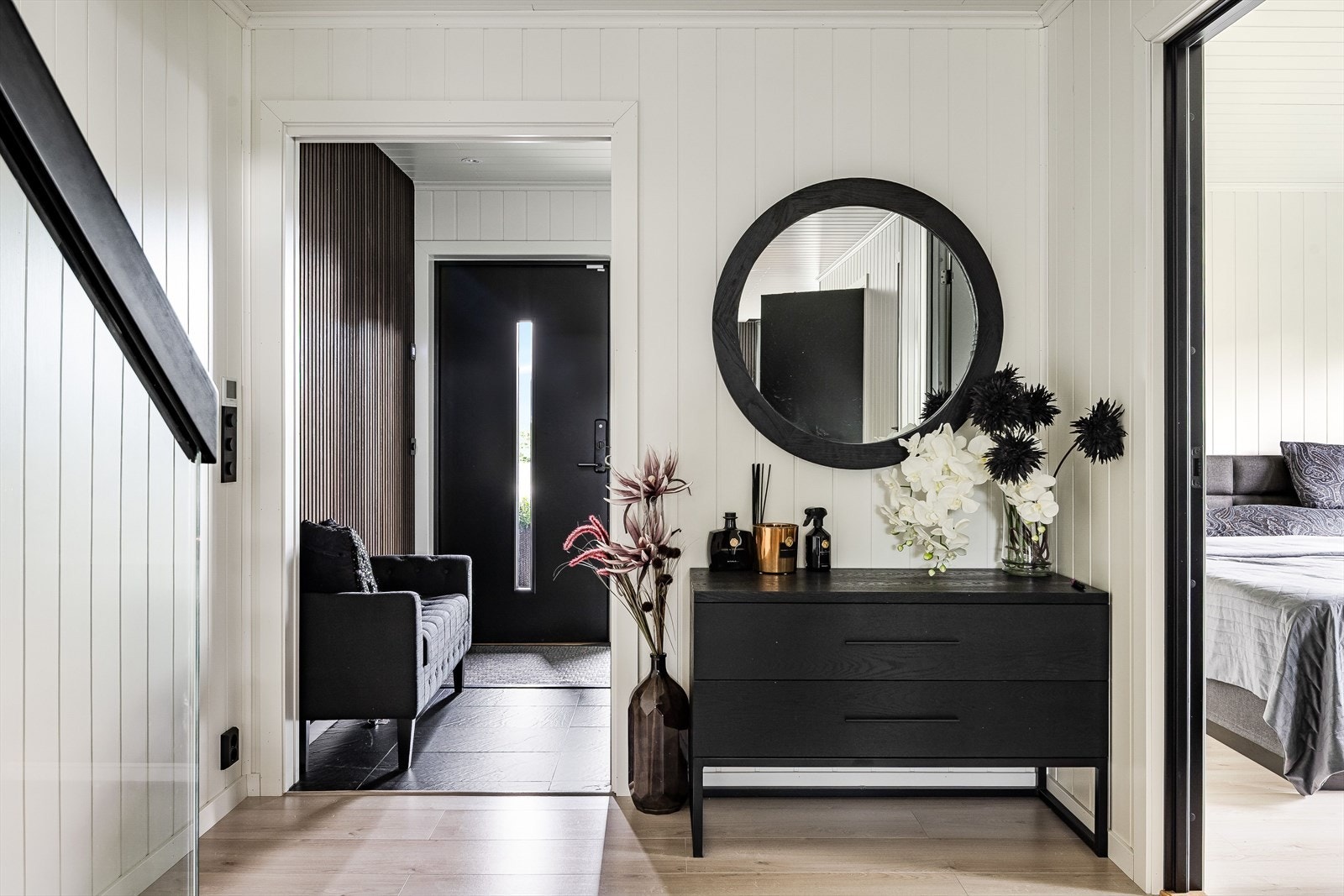 Boligen har en gjennomført stil med fine materialer og sorte detaljer som gir et moderne uttrykk. Galleribilde