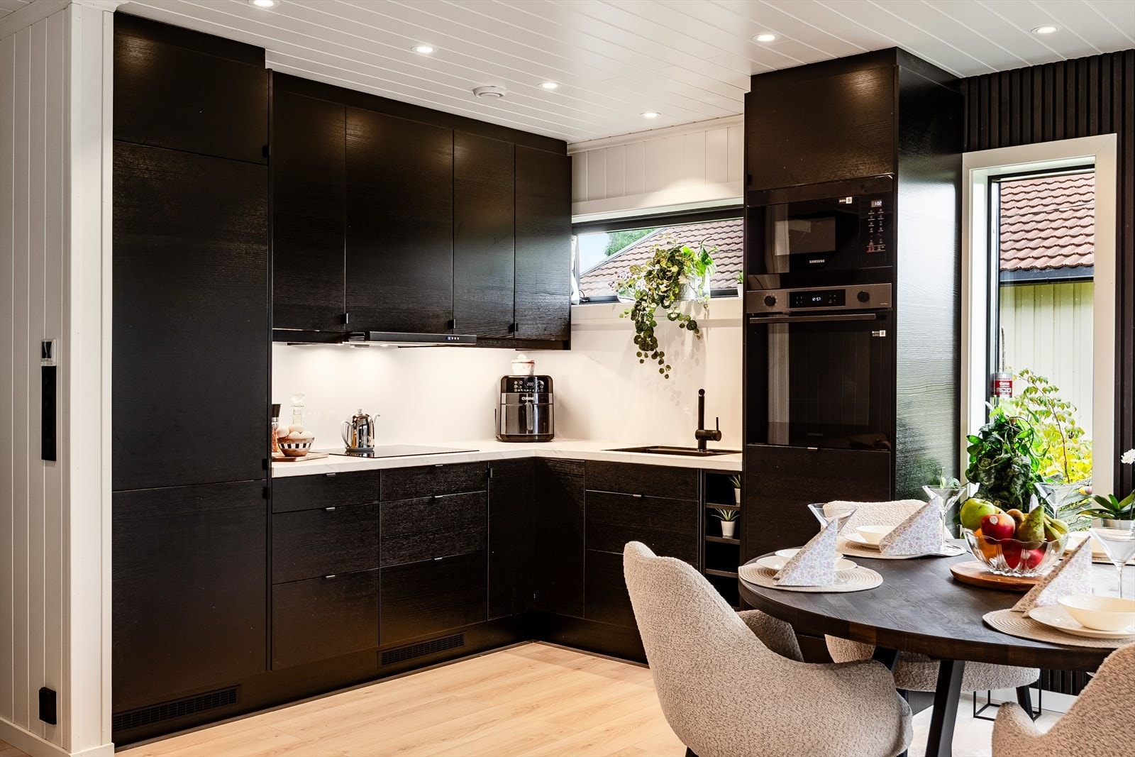 Kjøkkenet ligger i en fin og sosial åpen løsning med stuen. Galleribilde