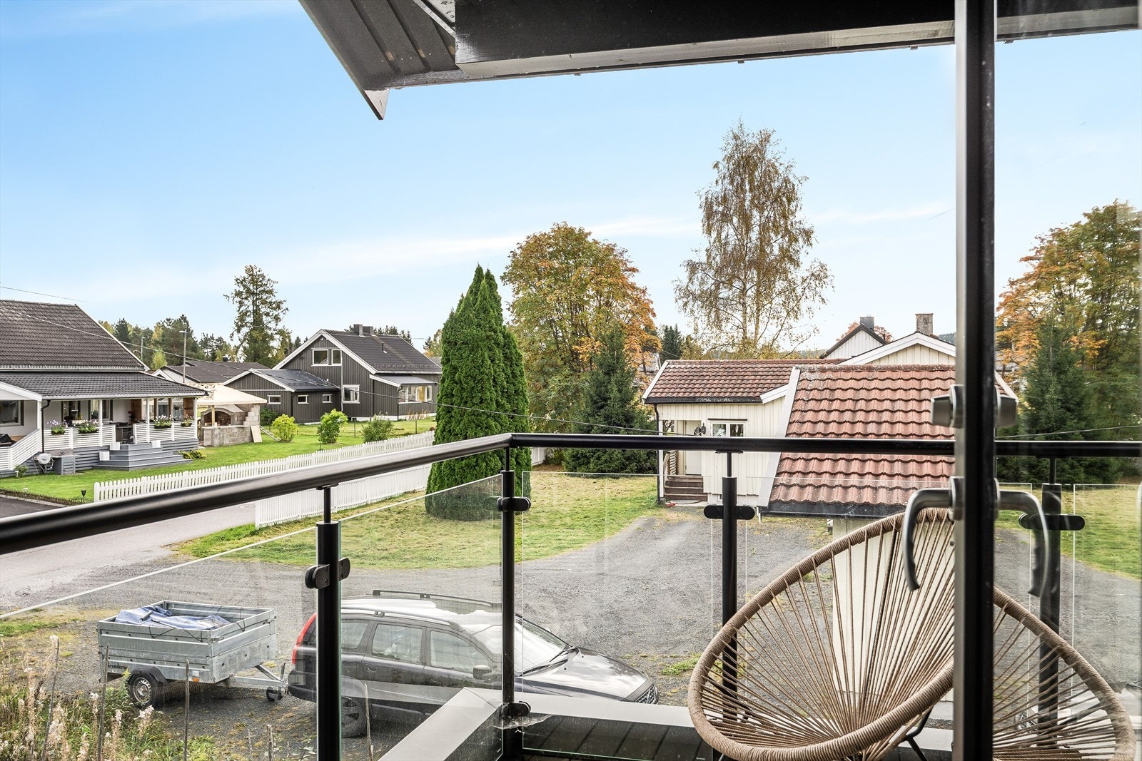 Fra soverom 4 og 5 er det utgang til en hyggelig østvendt balkong med deilig morgensol. Balkongen er overbygget, har terrassebord på gulv og rekkverk med glassfelt. Galleribilde