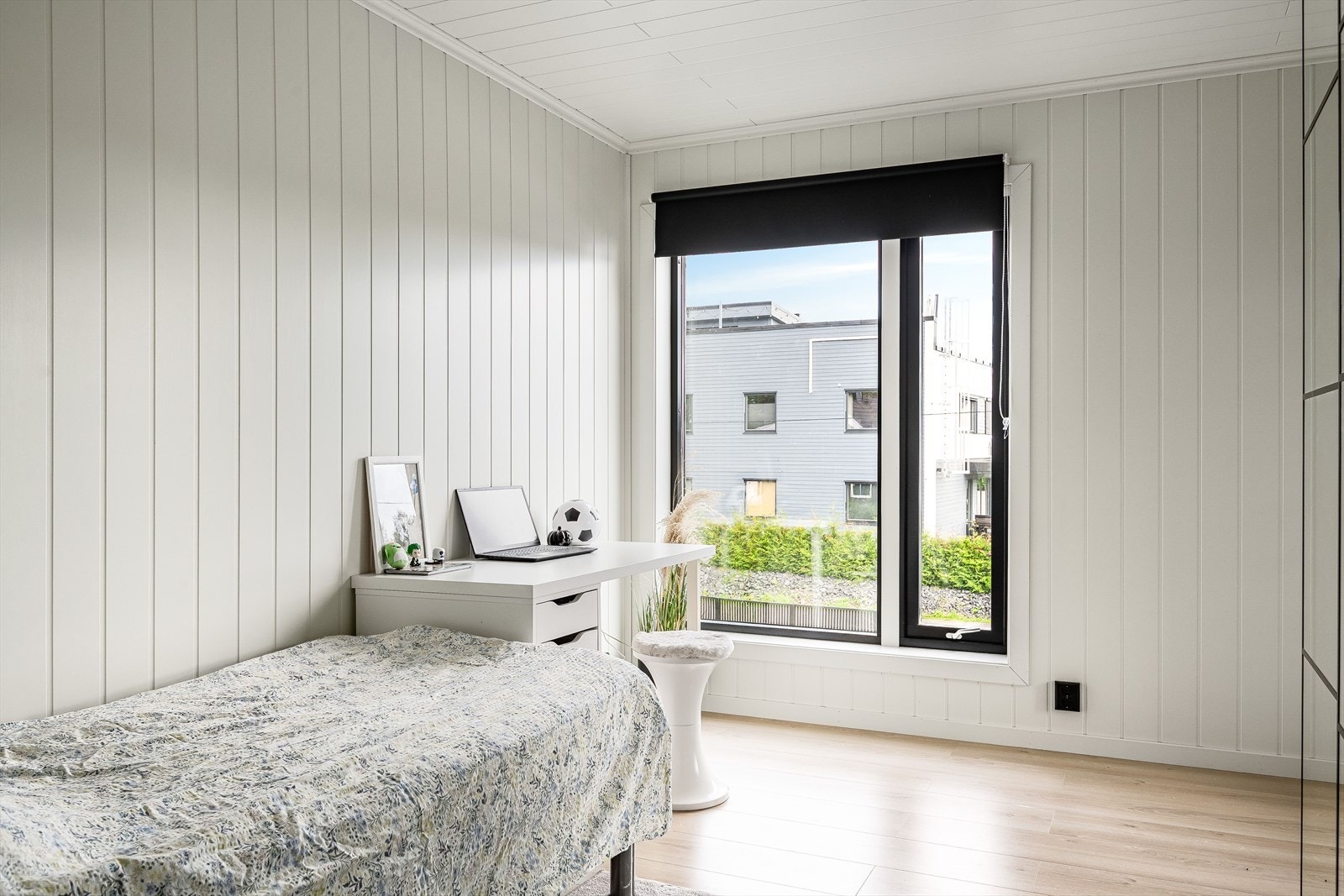 Soverom 4 er et lyst og romslig soverom med utgang til østvendt balkong. Galleribilde