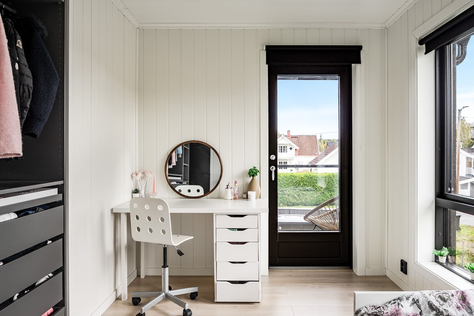 Soverommet har utgang til den samme østvendte balkongen som soverom 4. Galleribilde