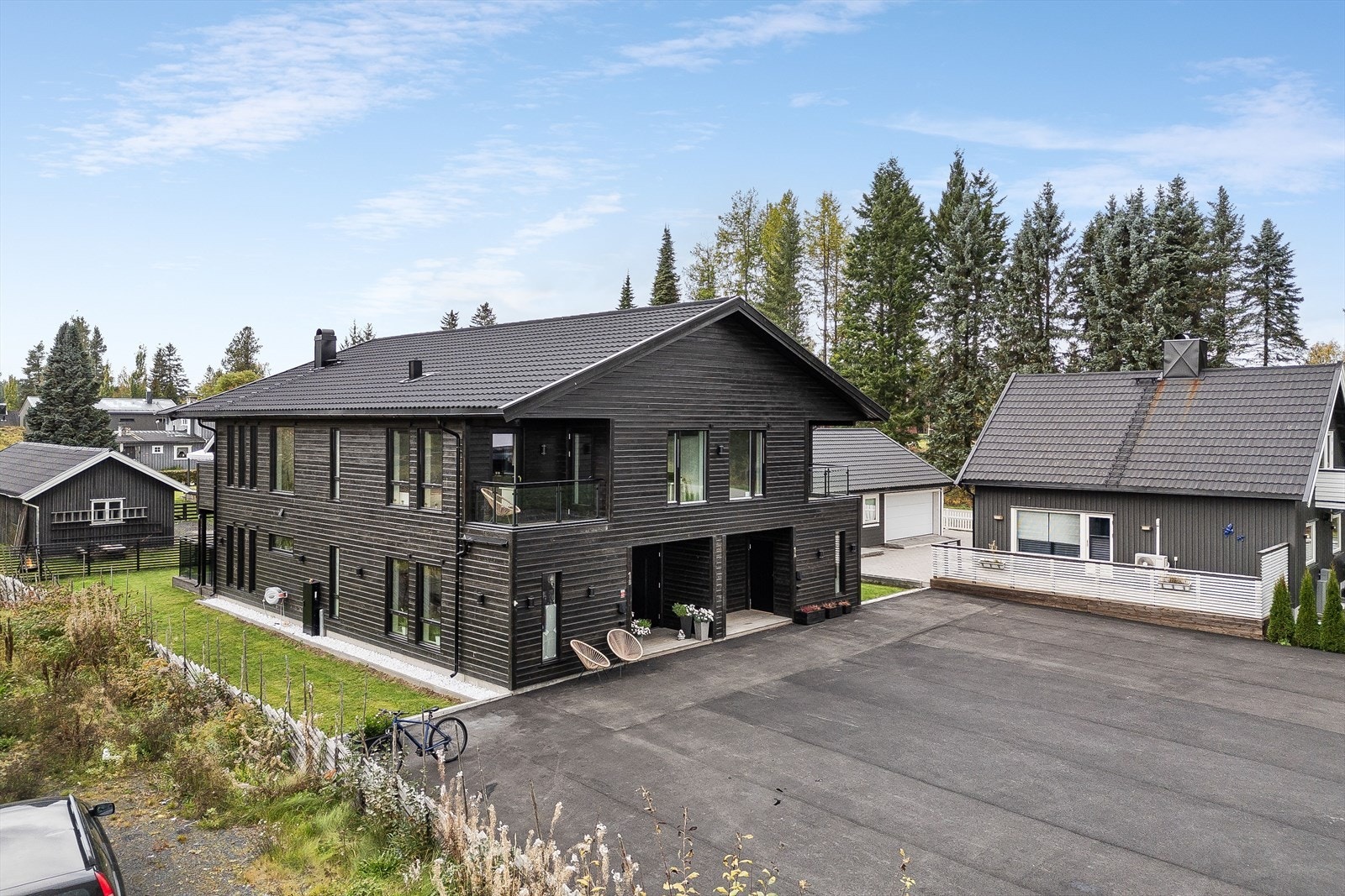 Felles eiertomt for begge seksjonene på ca. 821,7m². Tomta er tilnærmet flat, og er opparbeidet med blant annet plen og noe beplanting. Asfaltert innkjørsel og gårdsplass med mulighet for parkering. Galleribilde