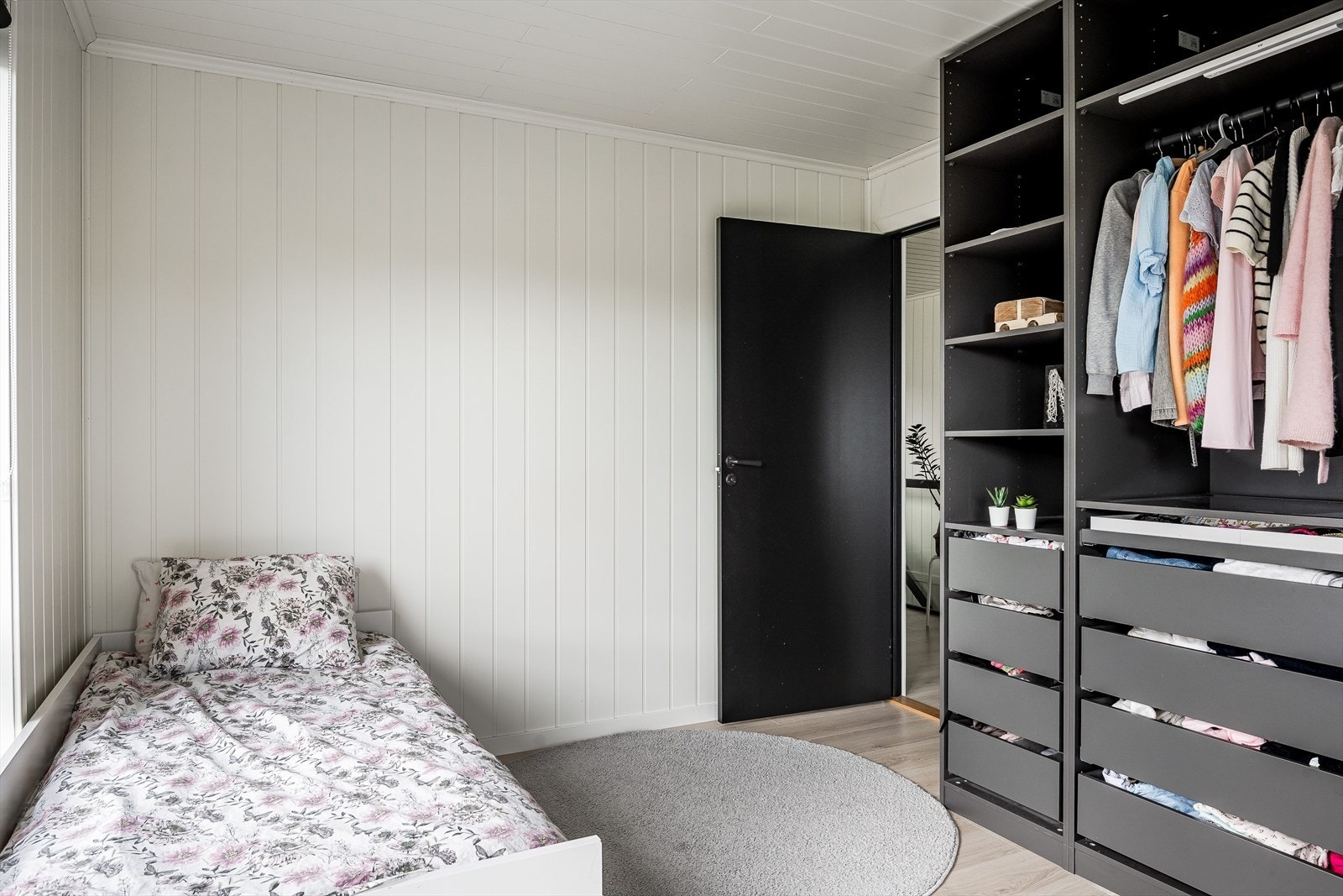 Soverom 5 har god oppbevaringsplass i åpen garderobeløsning med skuffer, hyller og oppheng. Galleribilde